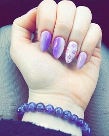 Lakiery hybrydowe Semilac kolory: 035 i 032, na małym palcu Estetiq 177