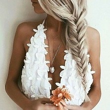 piękna sukienka,piękne włos...