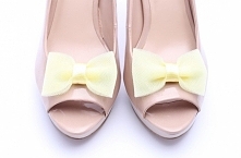 Klipsy do butów wykonane z tiulu w kolorze cytrynowym.

Do kupienia w sklepie internetowym Madame Allure!