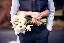 "Czasem trzeba pozwolić szczęściu przyjść. Tylko problemy pchają się nieproszone. Szczęście musi mieć miejsce, by rozgościć się w naszym życiu. Trzeba zapewnić mu przestrze...