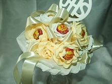 Śliczny bukiecik komunijny z lizaków i krepiny