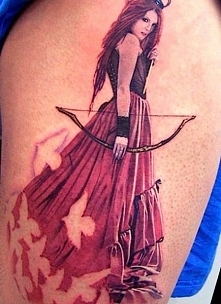 tatuaż kobieta z łukiem