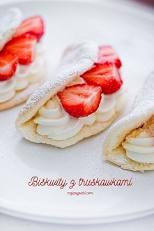 Biskwity z bitą śmietaną i ...