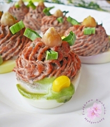 Jajka faszerowane pastą z soczewicy i ćwikły