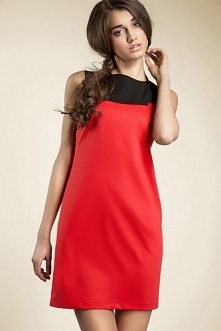 Czerwona sukienka z elementem czarnego materiału