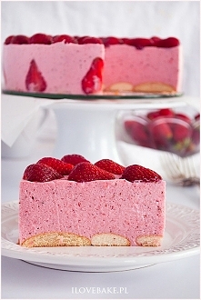 Truskawkowy sernik na zimno - ilovebake.pl