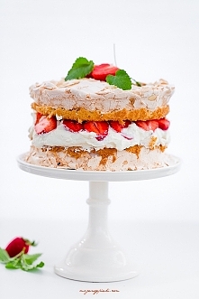 TORCIK PODWÓJNIE BEZOWY Z TRUSKAWKAMI