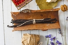 Płukanka z kory dębu:
Korę dębu dostaniesz w każdej aptece. Umieść korę w garnku, zalej wodą i gotuj przez 10 minut. Przecedź napar przez sito i z użyciem odczekaj do momentu ca...