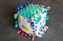 Kostka sensoryczna z metkami, o wym. 15x15x15 cm.