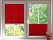 Czerwone plisy - mocny akcent w pomieszczeniu i doskonała osłona przed słońcem.