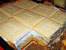 6-7 paczek herbatnikow
galaretka truskawkowa
truskawki swieze badz mrozone
kasza manna 
mleko
miod
mleko skondensowane w puszce

Pierwsza warste herbatnikow moczymy w mleku i ro...