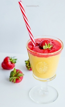 SMOOTHIE Z MANGO Z MUSEM TRUSKAWKOWYM