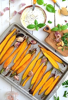 Pieczona (podwójnie) marchewka z ziołowym dipem jogurtowym - po prostu najlepsza na świecie