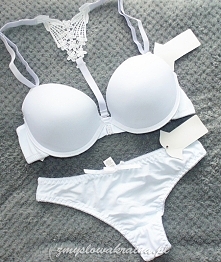 Komplet z ozdobnymi ramiącz...