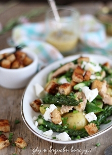 Sałatka ze szparagami, sardynkami i chrupiącymi grzankami