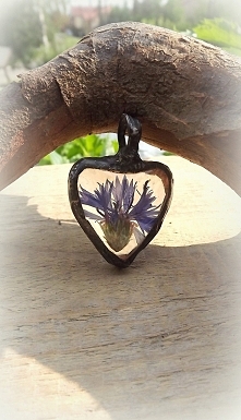 Wisiorek z chabrem w kształcie serca, wykonany metodą Tiffany’ego. Acoya Jewellery