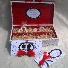 Skrzynka ślubna na wino w kolorze czerwono-biało-czarnym.