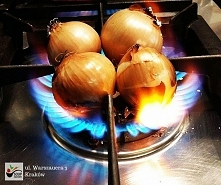 przypalana cebula, która nada idealny smak..