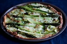 Orkiszowa pizza z cukinią i szparagami