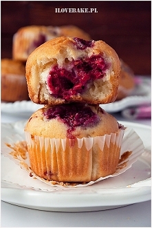 Muffinki z malinami i białą...