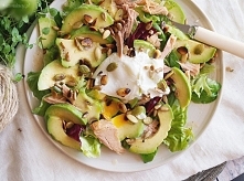 Sałatka z tuńczykiem, awokado i jajkiem w koszulce / Tuna, avocado and egg salad