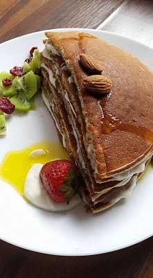 Na śniadanie pancakes z kremem z jogurtu i białka ;D