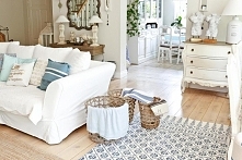 dekoracja domu w stylu Hampton, dekoracje z ceramiki, dekoracyjne dywany i poduszki