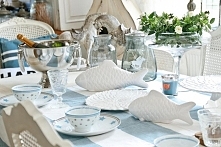 dekoracja stołu w jadalni - w stylu Hampton - figurki ryby, świeczniki, ozdobne talerze