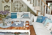 dekoracja ławy i kanap w stylu Hampton - artykuły z  Bellemaison, poduszki dekoracyjne, kwiaty, tace, wazony