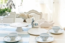 dekoracja stołu w stylu Hampton -  w Bellemaison, dekoracyjna muszla i ceramiczne ryby