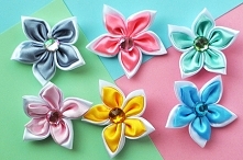 Wstążkowe kwiatki z kryształkiem w środku. W sam raz do opaski na włosy, albo innego rodzaju rękodzieła.