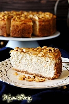 Sernik z orzeszkami ziemnymi