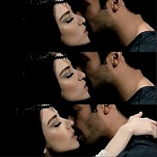 Pewnego wiosennego wieczoru umarłam wzywając Cię, schowałam na dnie serca ostatnią zwiędłą różę. Umarłam wzywając miłość. Umarłam wzywając miłość. Pewnego wiosennego wieczoru wz...