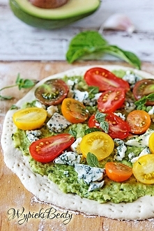 Pizza z sosem awokado