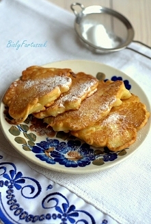 Racuchy z jabłkami 

/porcja na 3 osoby/

2 jajka
2 łyżki cukru
szczypta soli
400 g kefiru
1 - 1,5 szklanki mąki
3 duże jabłka (szara reneta, antonówka)
cukier puder

olej do sm...