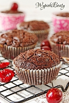 Babeczki brownie z wiśniami