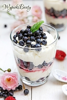 Mus z białej czekolady z owocami