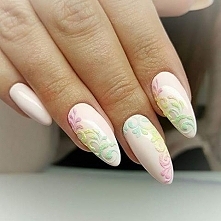 Śliczny nude z tęczowym akr...