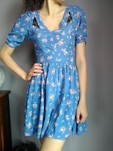 Śliczna sukienka ciemnobłękitna w kwiatuszki, sprzedam za 35zł! Zapraszam do mojej szafy na vinted, link w opisie mojego profilu :)