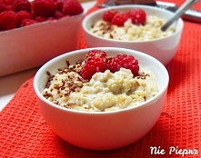 Przepis na pyszną owsiankę, na ciepło. Dodaj do niej ulubione dodatki w postaci owoców, orzechów itp. i pożywne śniadanie gotowe.