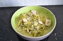 młoda kapusta z kurczakiem
głowa młodej kapusty
2 piersi z kurczaka
duży kubek śmietany 18 %
pęczek koperku
sól, pieprz
2 cebule

(można dodać marchewkę pieczarki wg upodobań) 
...