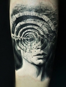 kobieta tatuaże iluzje