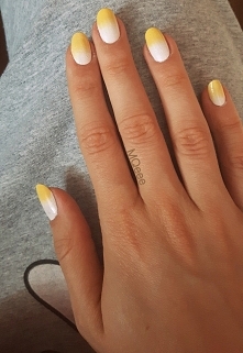 Klasyczne ombre na paznokciach.