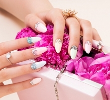 Pastelowy manicure z kryształami Swarovskiego ♡