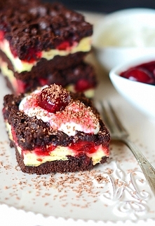 Czekoladowe kruche ciasto z pianką waniliowo-śmietankową i wiśniami "Czarny las"