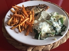 Dorsz z grila, frytki z batatów z piekarnika i gotowany kalafior pod pierzynką ze szpinaku i mozzarelli mmmm.. 