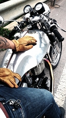 Życie można przeżyć tylko na dwa sposoby: albo tak, jakby nic nie było cudem, albo tak, jakby cudem było wszystko.