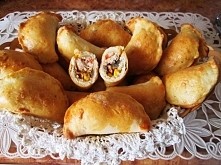 Pierogi z farszem pizza

Składniki na ciasto:

mąka 1 kg
drożdże 10 dag
olej 1/2 szklanki
żółtko jaja kurzego 2 szt.
Jajo kurze 1 szt
mleko 1/2 litra
śmietana gęsta 2 łyżki
oreg...