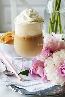 Mrożona kawa jak z kawiarni

Żeby osiągnąć taki efekt trzeba trzymać się kilku zasad. Po pierwsze kawa musi być dobra, parzona świeżą wodą, jeśli to możliwe to w ekspresie ciśni...