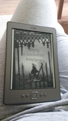 nr 50 "Szepty o wschodzie księżyca"
...I w końcu dowiaduje się kim jest, ale czy na pewno chciała wiedzieć? Jak ma czuć się akceptowana, skoro nikt nie słyszał o jej g...